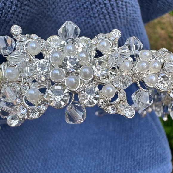 Elegant Silver and Pearl Hair Accessory main image 4